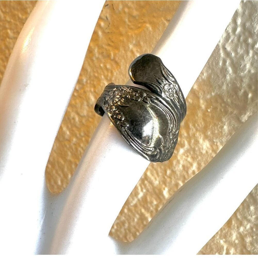 Oneida William Rogers Silver tone adjustable spoon ring